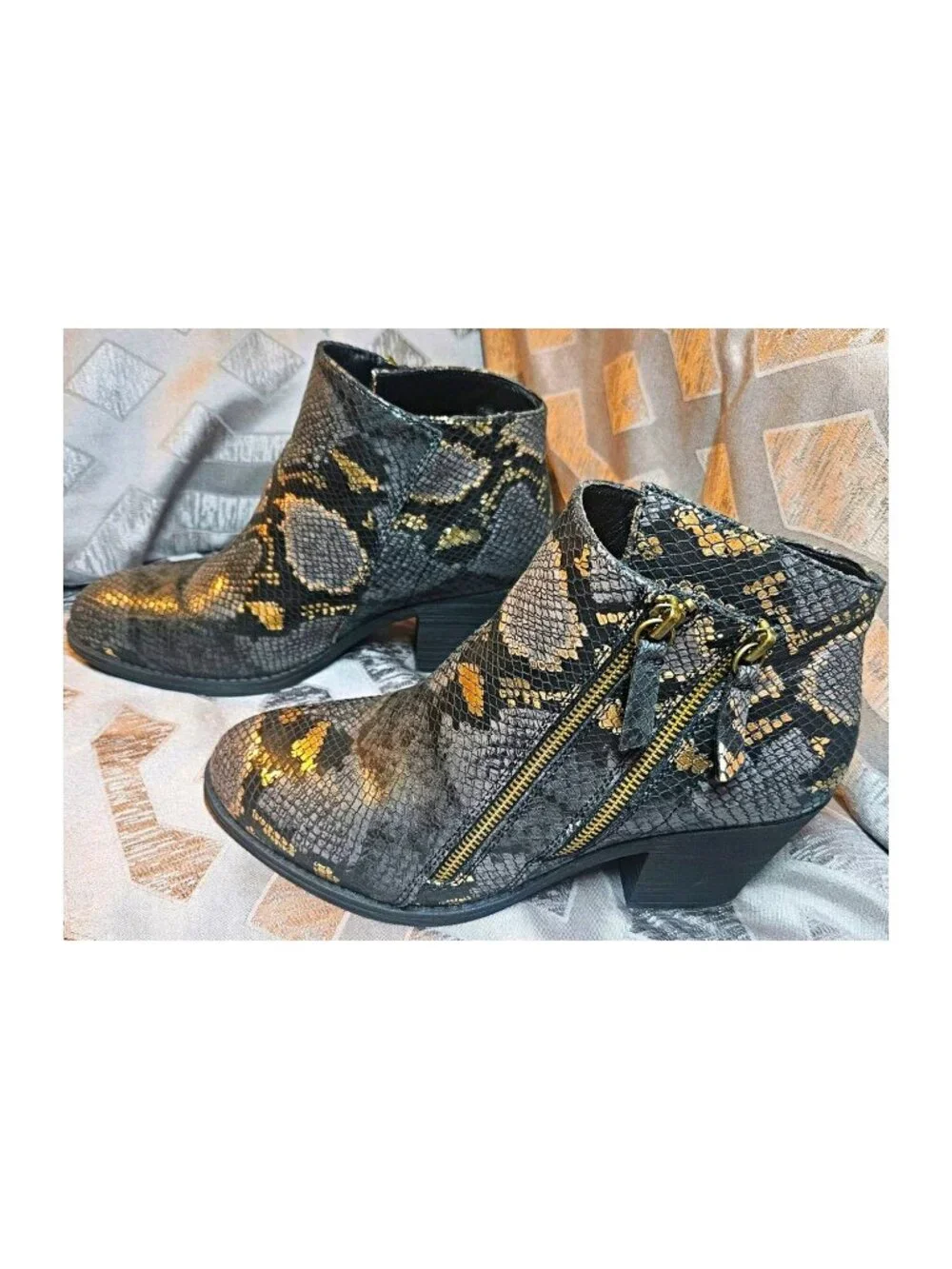 MUK LUKS Yellowstone Yardley 10W Black Snake Ankle Boots Block Heel